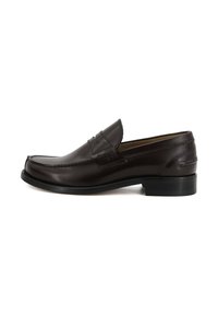 Mocassino in pelle marrone con finitura liscia, dettagli in cucitura e tacco basso. Presenta un design classico e uno stile slip-on.
