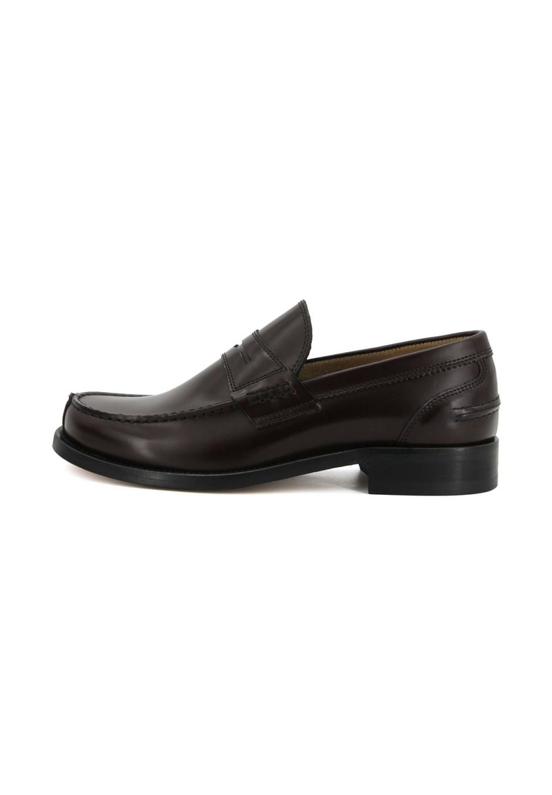 Mocassino in pelle marrone con finitura liscia, dettagli in cucitura e tacco basso. Presenta un design classico e uno stile slip-on.