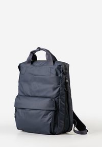 Marineblaue Rucksack aus strapazierfähigem Material, ausgestattet mit zwei Obergriffen, verstellbarem Schultergurt, Fronttasche und Reißverschluss.