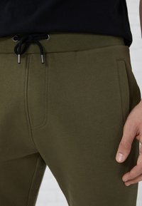 Pier One Pantalon de survêtement - olive