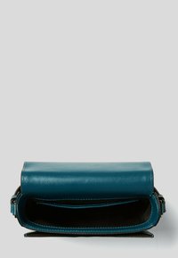 Borsa a tracolla in pelle turchese con un design strutturato, caratterizzata da un pattino superiore e cuciture a contrasto. L'interno ha una finitura liscia e numerosi scomparti.