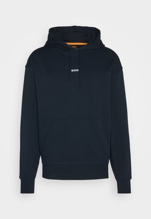 Sudadera con capucha de color azul marino, hecha de una mezcla de algodón, que cuenta con un bolsillo frontal tipo canguro, puños de canalé y un logotipo blanco de "BOSS" en el pecho.