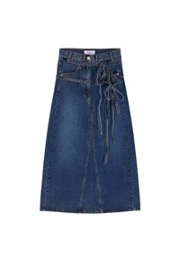 Falda midi de mezclilla azul oscura con abertura frontal, pasadores para cinturón, cierre de botón y cuerdas decorativas de mezclilla atadas en el lado derecho.