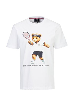 Weißes T-Shirt mit einem Tennis spielenden Bären in Sportkleidung und Stirnband, der einen Schläger hält, darunter der Text "THE BEAR 19V69 COURT CLUB".