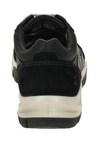 Zapato deportivo negro con parte superior de tela texturizada y gamuza, entresuela de goma blanca y un cuello acolchado para mayor comodidad.
