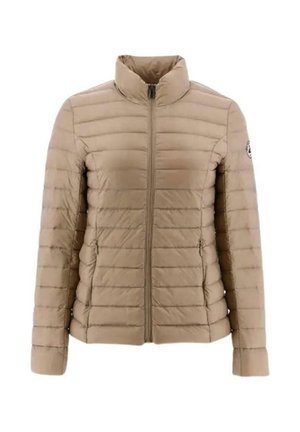 Chaqueta ligera acolchada beige con costuras horizontales, cremallera frontal completa, cuello alto y parche con logo en la manga izquierda.