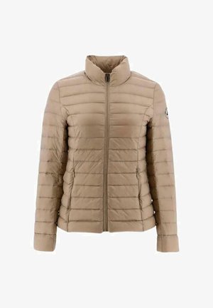 Giacca leggera trapuntata beige con cuciture orizzontali, zip frontale completa, collo alto e patch logo sulla manica sinistra.