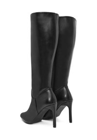 Czarne skórzane kozaki do kolan z zakrzywionym noskiem i szpilką. Gładkie wykończenie i elegancki design. Zamek błyskawiczny z tyłu.