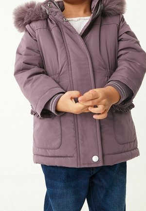 Veste rembourrée violette avec capuche en fausse fourrure, fermeture avant à pressions et deux poches latérales. Comprend des poignets côtelés et un bord froncé sur les manches.