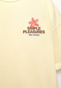 PULL&BEAR FLOWER GRAPHIC - T-shirt imprimé - light yellow