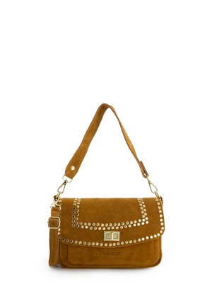 Sac à bandoulière en daim marron avec des clous argentés soulignant le rabat, une fermeture à boucle rectangulaire et une bandoulière ajustable.