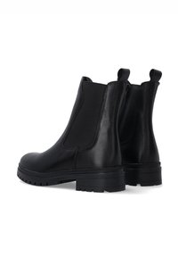 Zwarte leren enkelboots met elastische zijpanelen en trek-lussen, voorzien van een stevige zwarte rubberen zool en een gladde textuur.