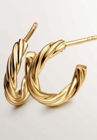 Pendientes de aro retorcidos de oro con un acabado brillante. Tienen una forma circular y un detallado texturizado que crea un efecto tridimensional.