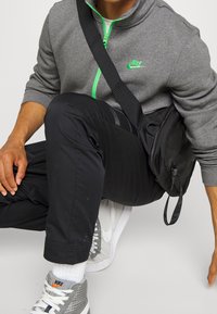 Nike Sportswear Chinos - black