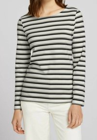 Randig långärmad topp i ljusgrått med svarta horisontella ränder, med rund halsringning och en figurnära silhuett. Mjuk, slät tygliknande.