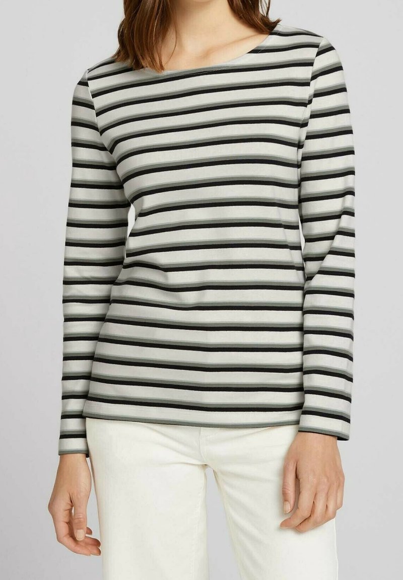 Randig långärmad topp i ljusgrått med svarta horisontella ränder, med rund halsringning och en figurnära silhuett. Mjuk, slät tygliknande.