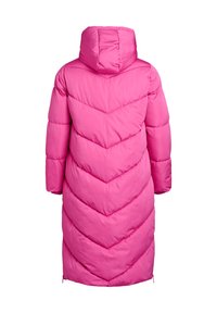 Langer pinkfarbener Daunenmantel mit Kapuze, Karo-Quilting und leicht tailliertem Schnitt, mit elastischen Bündchen und seitlichen Schlitzen für Bewegungsfreiheit.