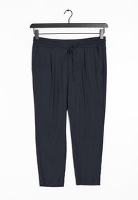 Pantalon bleu marine en tissu texturé, avec une taille à cordon, des plis et des poches latérales. Suspendu sur un cintre en plastique noir.