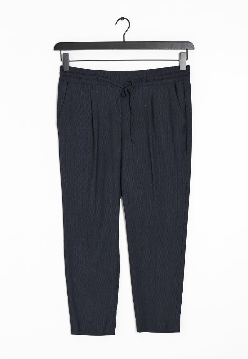 Pantalon bleu marine en tissu texturé, avec une taille à cordon, des plis et des poches latérales. Suspendu sur un cintre en plastique noir.