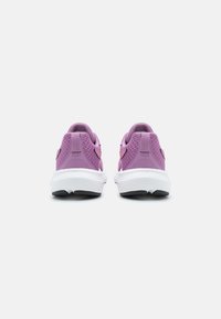 Des chaussures de sport violettes avec une tige en mesh respirant, un col rembourré et une semelle intermédiaire blanche. La semelle extérieure est en caoutchouc noir pour une meilleure adhérence.
