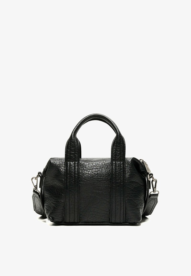 Sac à main en cuir noir texturé avec deux poignées courtes et une bandoulière amovible, présenté sur fond blanc.