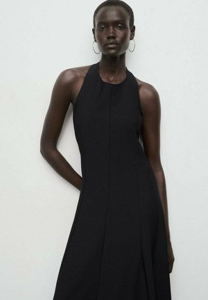 Vestido negro sin mangas con cuello halter, de textura suave, con cuerpo entallado y falda acampanada. Presenta un diseño minimalista y líneas limpias.