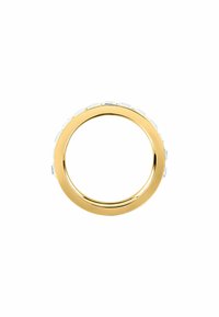 Anello dorato con una finitura liscia e lucida e una fila di pietre rettangolari trasparenti lungo il bordo, caratterizzato da bordi netti e definiti.
