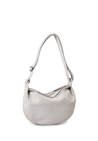 Borsa a tracolla in pelle grigia chiara con una forma morbida e arrotondata. Presenta una sola tracolla regolabile e un design minimalista senza ulteriori decorazioni.