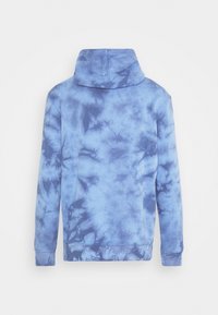 Sweat à capuche bleu tie-dye avec manches longues et capuche, vu de dos sur fond blanc uni.