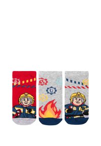Tre paia di calzini per bambini: rossi, grigi e blu con design di pompieri, fiamme e motivi di attrezzature; materiale in cotone morbido.
