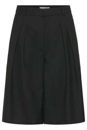 Čierne krátke nohavice s vysokým pásom, pútkami na opasok, prednými záhybmi a skrytým predným zapínaním.