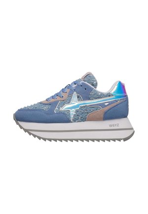 Sneaker blu in suede con accenti iridescenti, tomaia in tessuto a motivi, collare imbottito e una spessa suola platform bianca con battistrada grigio.