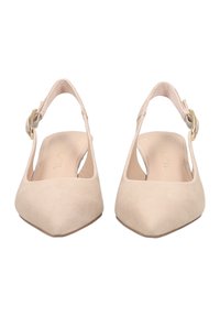 Scarpe slingback in suede beige con punta affilata, dotate di una sottile fibbia dorata come dettaglio sulla fascia e un sottopiede liscio e testurizzato.