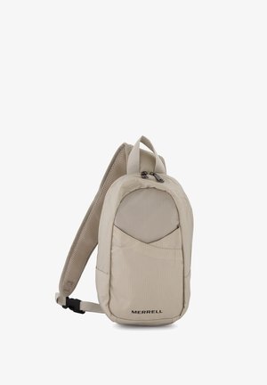 Sac à dos beige en tissu texturé, doté d'une poche avant, d'une sangle d'épaule en mesh rembourrée et d'un logo sur le bas à l'avant.