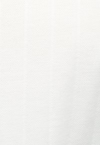 Tissu blanc texturé avec un motif de rayures subtile créé par des lignes tissées légèrement en relief.