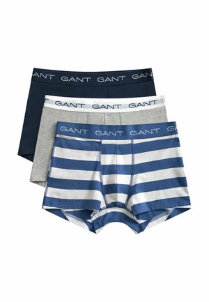 Drie opgevouwen herenshorts gestapeld, in de kleuren marineblauw, grijs en blauw-witte strepen, allemaal met elastische taillebanden bedrukt met het GANT-logo.