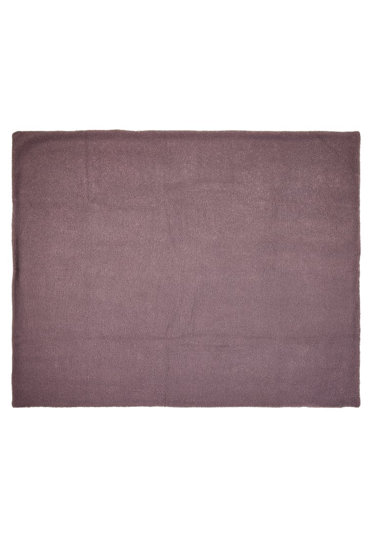 Weiches rechteckiges lila Badetuch, flach ausgelegt, mit leichter Textur und sauberen Kanten.