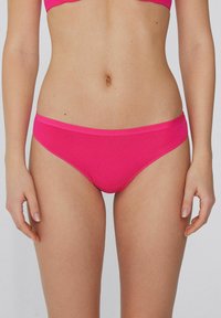 Helle pinke Bikini-Briefs aus glattem, elastischem Material. Verfügt über einen niedrigen Bund und ein einfaches Design ohne zusätzliche Muster oder Verzierungen.
