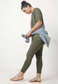 Jean Marc Philippe DENTELLE LARGE ENCOLURE - T-shirt print - vert   kaki