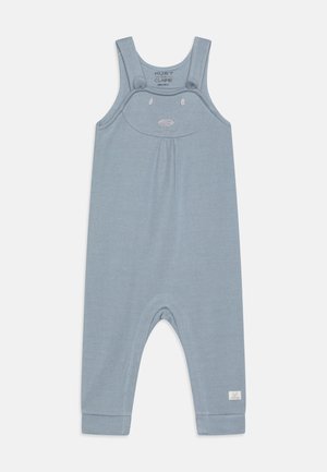 Combinaison pour bébé bleu douce avec bretelles et un subtil visage d'animal brodé sur la poitrine, en tissu tricoté.