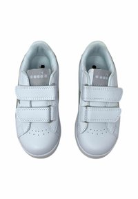 Sneakers bianchi con due cinturini in Velcro, realizzati in pelle liscia, caratterizzati da piccole perforazioni sulla punta e rivestimento interno imbottito.