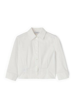 Witte cropped blouse met knopen, 3/4 mouwen, puntige kraag en geplooide details onder de borst op een effen achtergrond.