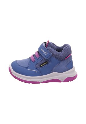 Blaue und lila Kindersneaker mit Klettverschluss, Textilfutter und strukturiertem Sohlen. Verfügt über ein wasserdichtes Gore-Tex-Label.