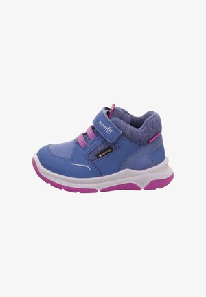 Blaue und lila Kindersneaker mit Klettverschluss, Textilfutter und strukturiertem Sohlen. Verfügt über ein wasserdichtes Gore-Tex-Label.