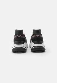 Svart sneaker med överdel i mesh, rosa detaljer och vit sula. Har "Emporio Armani"-logotyp på baksidan och texturerad detaljering.