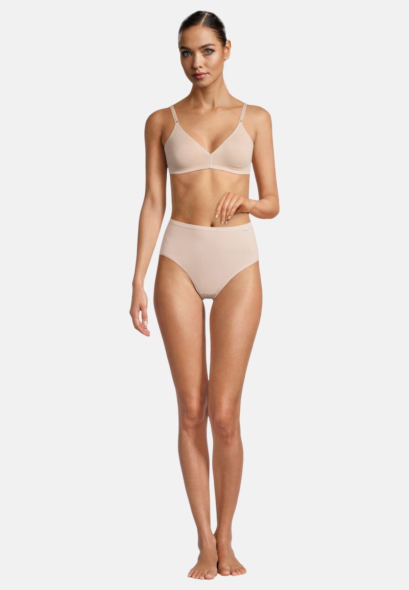 Beige bh och högmidjade trosor av slät tyg. Bygelstöd i en sömlös design med justerbara axelband och minimal branding.