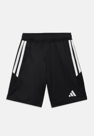 Czarne sportowe spodenki z białym, potrójnym paskiem po bokach, elastycznym paskiem w talii i białym logo Adidas na dolnej prawej stronie. Gładka tekstura materiału.