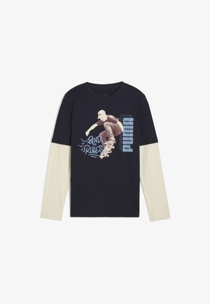 Koszula z długim rękawem w granatowym kolorze z kremowymi rękawami. Posiada grafikę skateboardzisty oraz napis „PUMA”. Wykonana z bawełny o gładkiej teksturze.