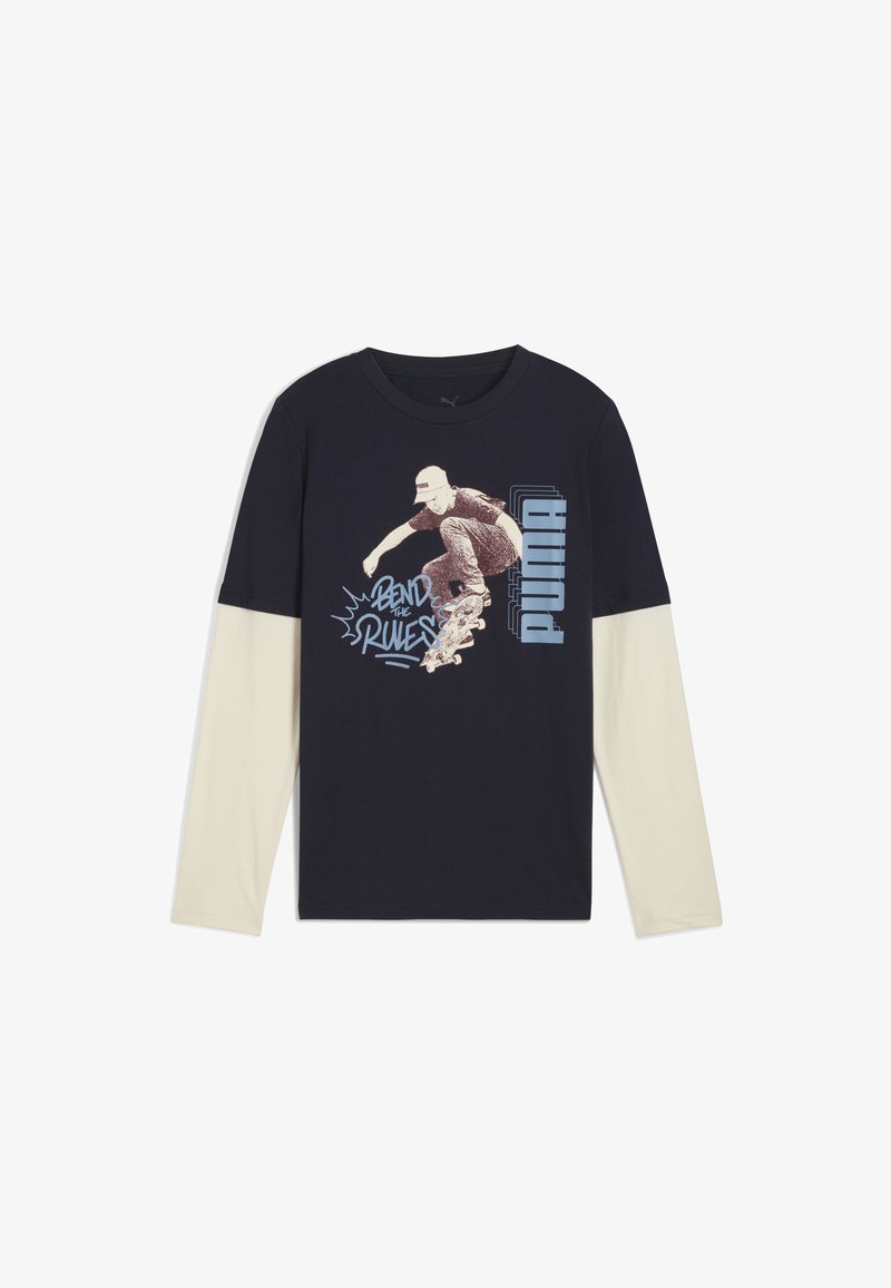 Koszula z długim rękawem w granatowym kolorze z kremowymi rękawami. Posiada grafikę skateboardzisty oraz napis „PUMA”. Wykonana z bawełny o gładkiej teksturze.