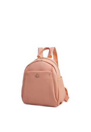 Roze, gestructureerde leren rugzak met een ronde vorm, gouden hardware-accenten en een voorvak met een bij-embleem. Verstelbare banden.